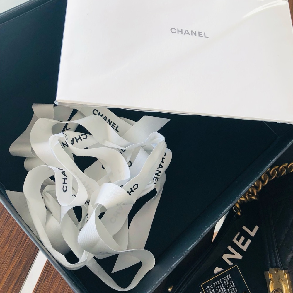 GIFTABLE CHANEL Quilted Leather Medium Boy Flap Bag with Gold Hardware - Picture 7 of 11